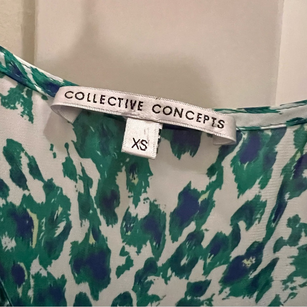 Collective Concepts‎ Ruffle V-Neck Blouse - Picture 3 of 4